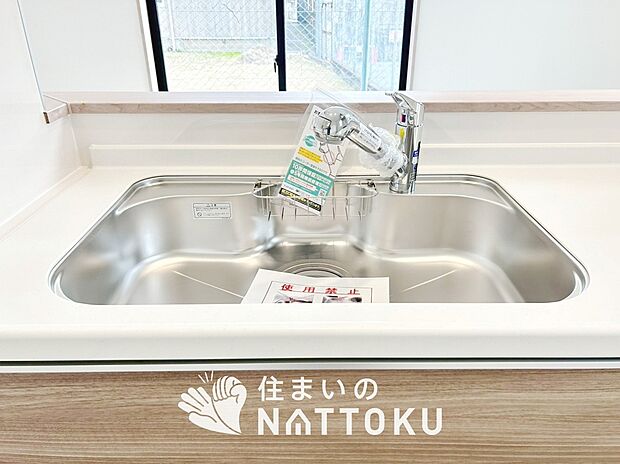 【浄水器内臓ハンドシャワー付シンク】広々とした凸型シンクに洗剤ポケットを標準装備。すっきり収納できます。
また、蛇口の先端に浄水器を内蔵しているため場所をとりません。