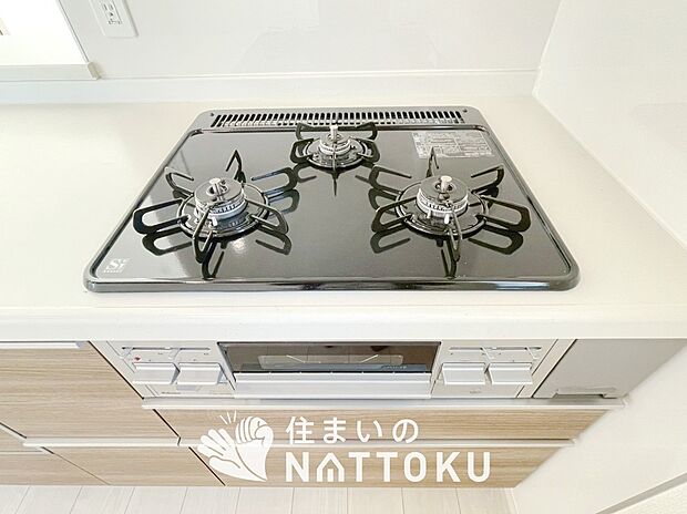 【ビルトインコンロ】フラットな構造で清掃性が高く、過熱防止センサー付3口タイプで日頃の家事も快適です。