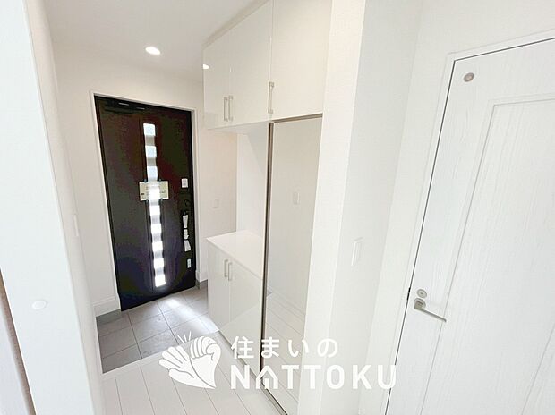 【現地写真（玄関）】玄関には、大型のシューズ収納を設置しています。