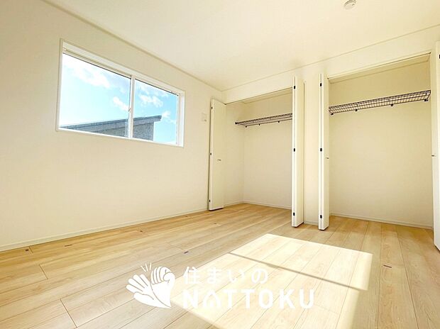 【現地写真（寝室）】木目の美しさを際立たせるシンプルデザインの建具を使用しています。