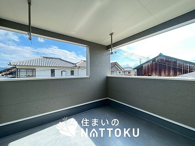 【バルコニー】奥行きが広く、洗濯物をゆったりと干せる十分な広さで、家族の洗濯も捗ります。