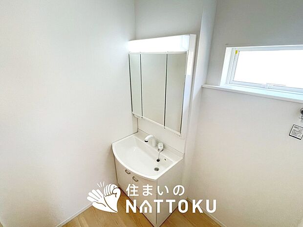 【洗面台・洗面所】鏡の両サイドは、必要なものを取出しやすく、大きな鏡面で朝の準備も快適。
使いやすいリフトアップ機能付きのシングルレバーシャワー水栓付です。
