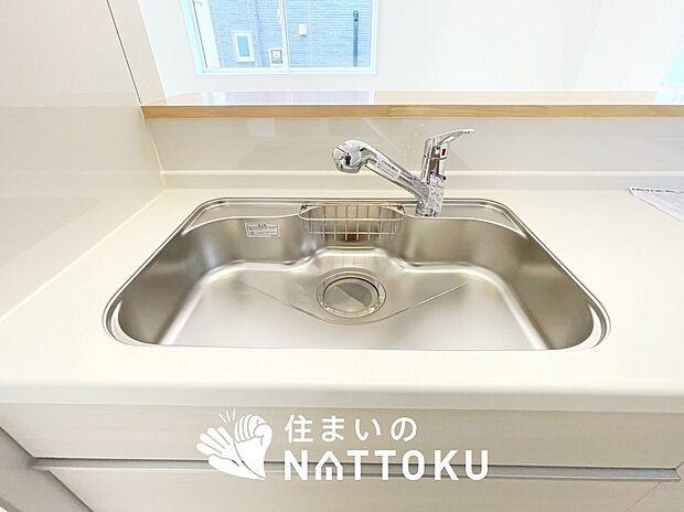 【浄水器内臓ハンドシャワー付シンク】広々とした凸型シンクに洗剤ポケットを標準装備。すっきり収納できます。
また、蛇口の先端に浄水器を内蔵しているため場所をとりません。
