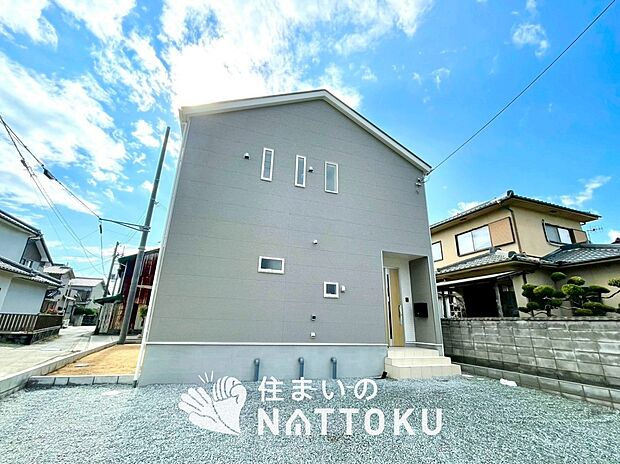 【現地写真（外観）】雨で汚れを落とし、耐久性・耐候性に優れた外壁を使用しています。