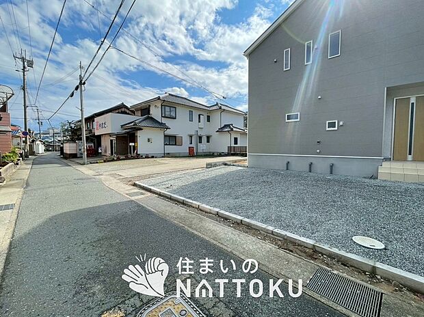 【現地写真（前道含む外観）】軽くて火災に強い屋根材を採用し、地震時の建物への負担や揺れを軽減しています。