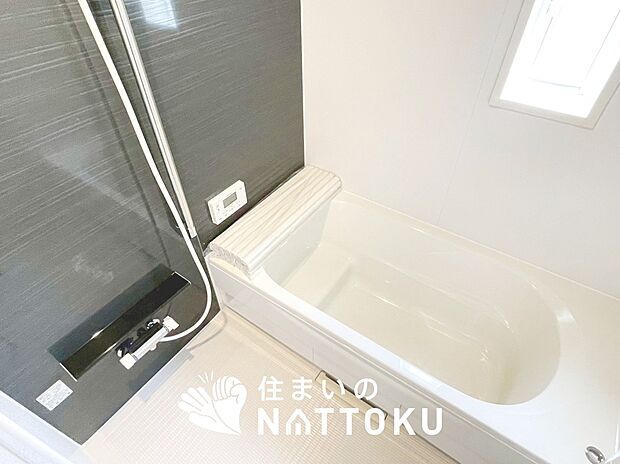 【現地写真（浴室）】収納たっぷりのシステムキッチン、浄水器付水栓を標準装備しています。