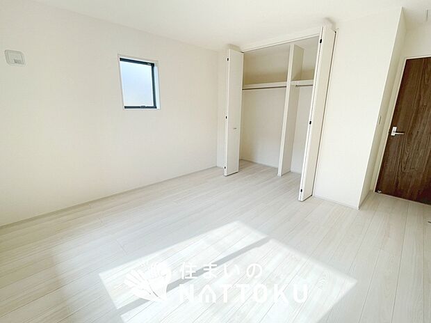 【現地写真（寝室）】木目の美しさを際立たせるシンプルデザインの建具を使用しています。