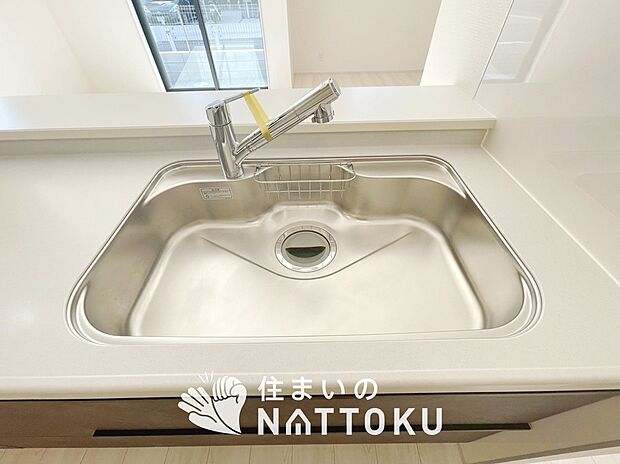 【浄水器内臓型ハンドシャワー付シンク】傷や汚れが付きにくい静音仕様の全面エンボス加工シンク。
また、蛇口の先端に浄水器を内蔵。浄水シャワーが使える毎分4リットルのたっぷり浄水。