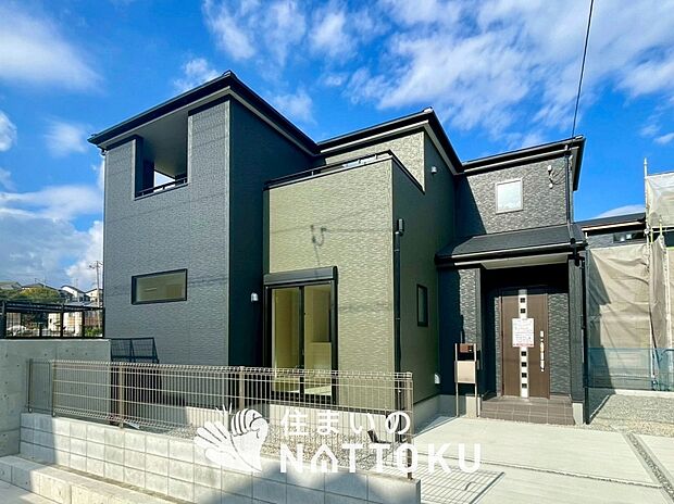 【現地写真（外観）【２号地】】雨で汚れを落とし、耐久性・耐候性に優れた外壁を使用しています。