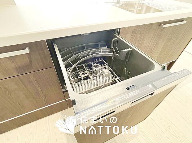 【食器洗い乾燥機】食後の時間にゆとりを与えてくれる食器洗い乾燥機。
操作ボタンも上面にあるので、腰をかがめずに操作ができラクラクです。