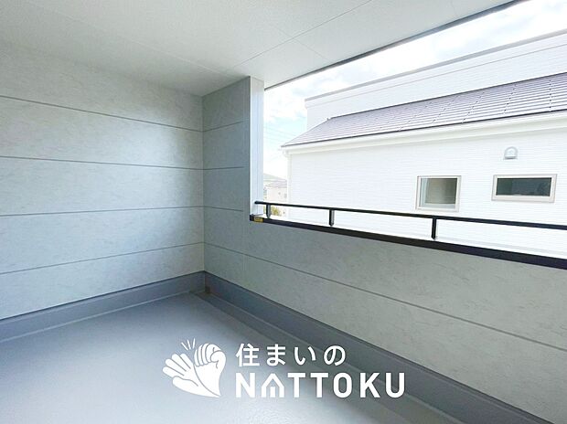 【バルコニー】奥行きが広く、洗濯物をゆったりと干せる十分な広さで、家族の洗濯も捗ります。