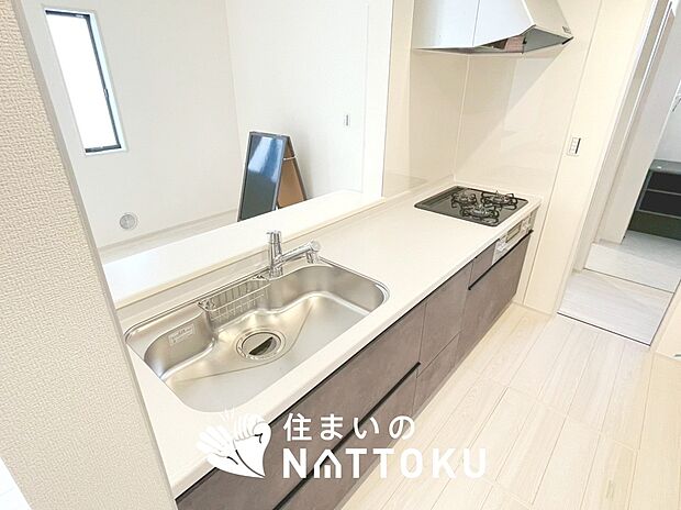 【現地写真（キッチン）】収納たっぷりのシステムキッチン、浄水器付水栓を標準装備しています。