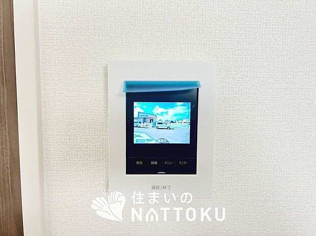 【TVモニター付インターホン】録画機能付きで、自動録画のほか、手動録画もできます。
受話、呼出音量の調整、明るさ調整が可能です。また、来訪者をズーム機能でズームアップして確認できます。