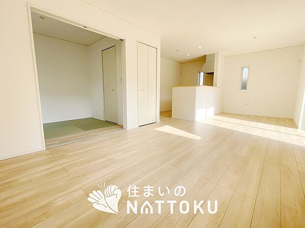 【現地写真(リビング)】フローリング材には、木目、色調など木材特有の風合いがあり、ナチュラルな美しさになっています。