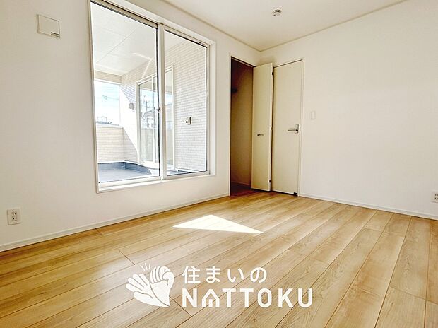 【現地写真(寝室)】木目の美しさを際立たせるシンプルデザインの建具を使用しています。