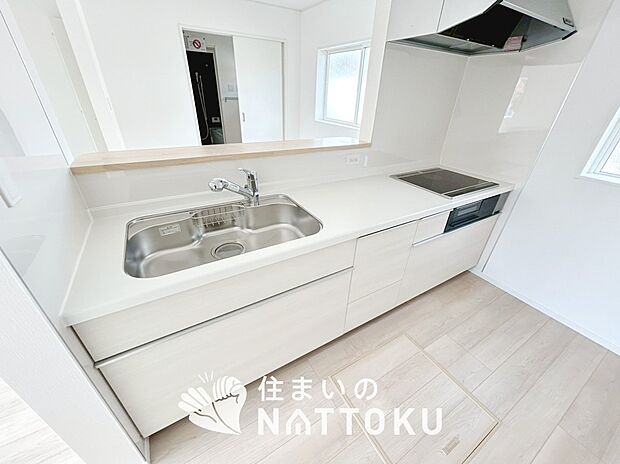 【現地写真(キッチン)】収納たっぷりのシステムキッチン、浄水器付水栓を標準装備しています。