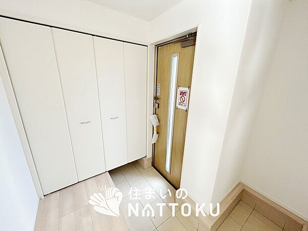 【現地写真(玄関)】玄関には、大型のシューズ収納を設置しています。