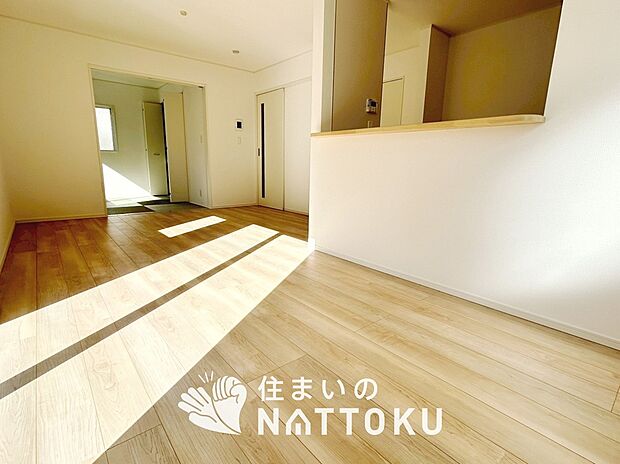 【現地写真(リビング)】フローリング材には、木目、色調など木材特有の風合いがあり、ナチュラルな美しさになっています。