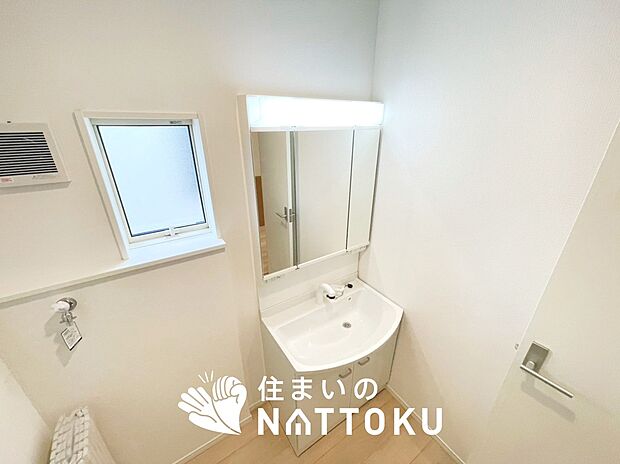 【洗面台・洗面所】鏡の両サイドは、必要なものを取出しやすく、大きな鏡面で朝の準備も快適。
使いやすいリフトアップ機能付きのシングルレバーシャワー水栓付です。