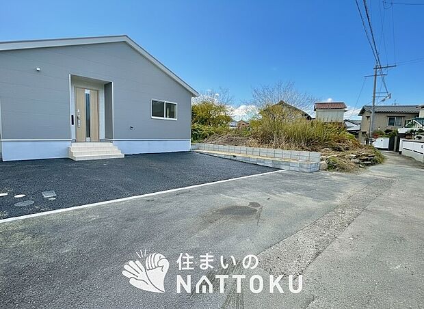 【現地写真（前道含む外観）】軽くて火災に強い屋根材を採用し、地震時の建物への負担や揺れを軽減しています。