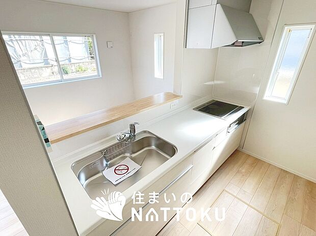 【現地写真(キッチン)】収納たっぷりのシステムキッチン、浄水器付水栓を標準装備しています。