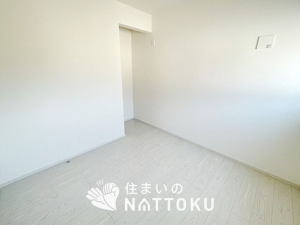 【現地写真(洋室)】木目の美しさを際立たせるシンプルデザインの建具を使用しています。