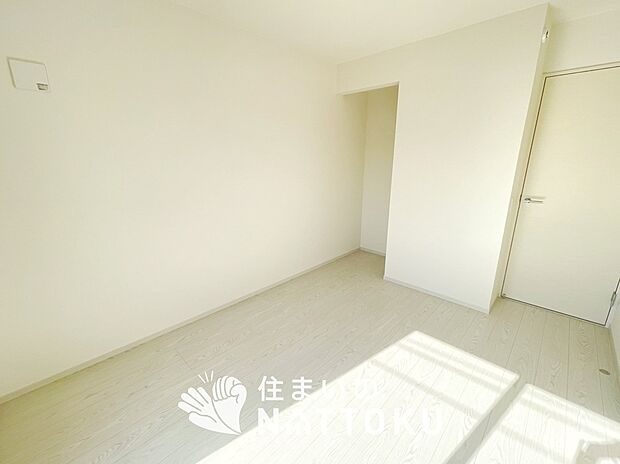 【現地写真(寝室)】木目の美しさを際立たせるシンプルデザインの建具を使用しています。