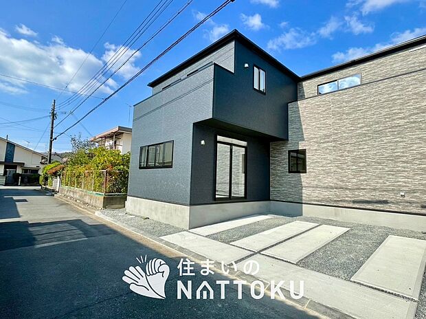 【現地写真(前道含む外観)】断熱性、気密性を高める工夫で一年中ずっと心地よく暮らせる、高気密・高断熱です。