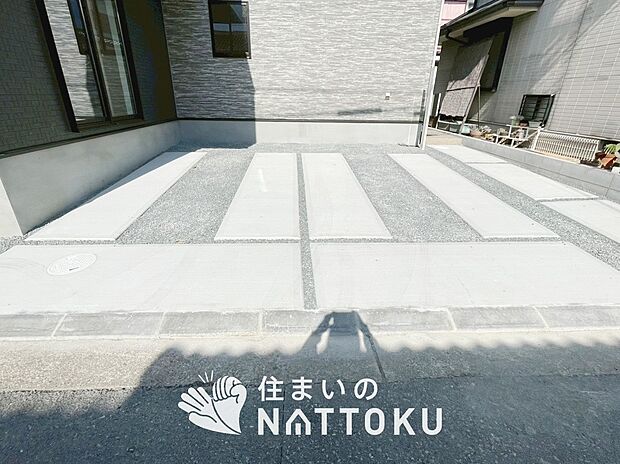 【現地写真(駐車場)】駐車スペースが広く、運転が苦手な方も安心です。