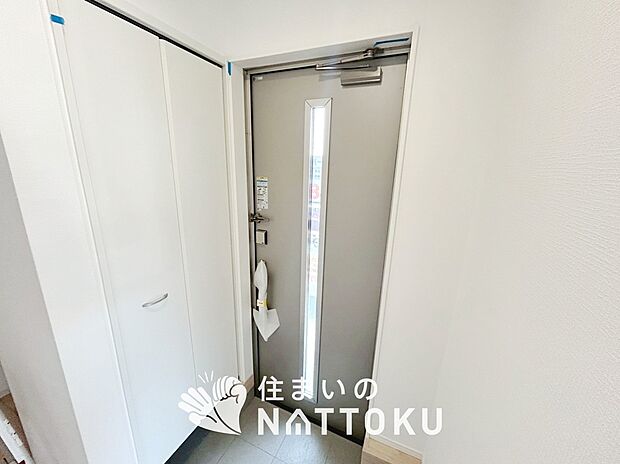 【現地写真(玄関)】玄関には、大型のシューズ収納を設置しています。