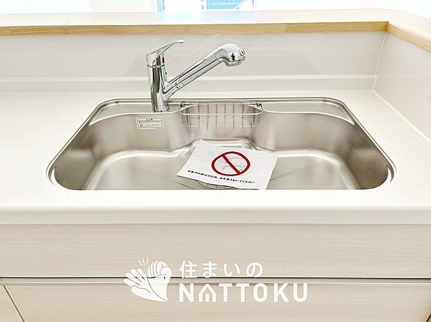 【浄水器内臓ハンドシャワー付シンク】広々とした凸型シンクに洗剤ポケットを標準装備。すっきり収納できます。
また、蛇口の先端に浄水器を内蔵しているため場所をとりません。
