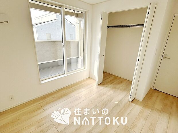 【現地写真(寝室)】木目の美しさを際立たせるシンプルデザインの建具を使用しています。