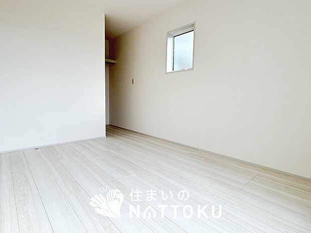 【現地写真(寝室)】木目の美しさを際立たせるシンプルデザインの建具を使用しています。