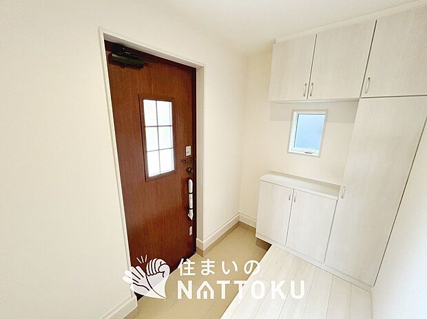 【現地写真(玄関)】玄関には、大型のシューズ収納を設置しています。