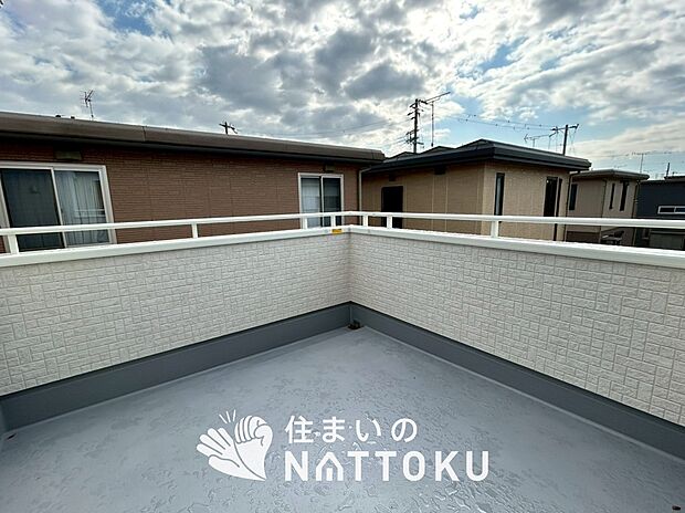 【バルコニー】奥行きが広く、洗濯物をゆったりと干せる十分な広さで、家族の洗濯も捗ります。