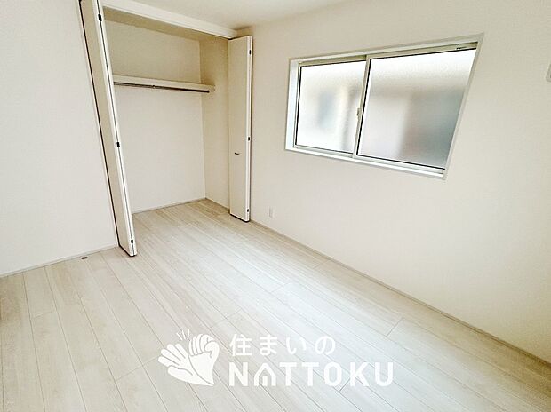 【現地写真（洋室）】木目の美しさを際立たせるシンプルデザインの建具を使用しています。