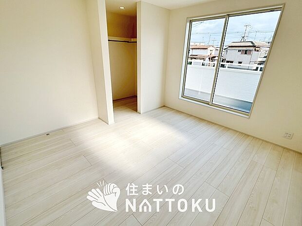 【現地写真（寝室）】木目の美しさを際立たせるシンプルデザインの建具を使用しています。