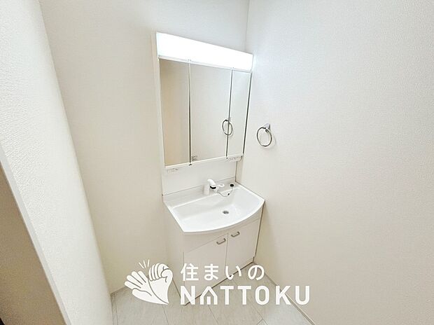 【洗面台・洗面所】鏡の両サイドは、必要なものを取出しやすく、大きな鏡面で朝の準備も快適。
使いやすいリフトアップ機能付きのシングルレバーシャワー水栓付です。
