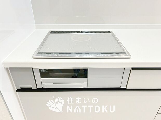 【ビルトインコンロ】フラットな構造で清掃性が高く、過熱防止センサー付３口タイプで日頃の家事も快適です。