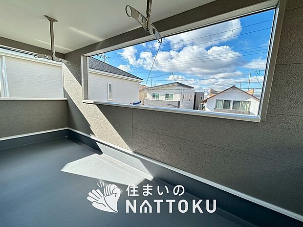 【バルコニー】奥行きが広く、洗濯物をゆったりと干せる十分な広さで、家族の洗濯も捗ります。