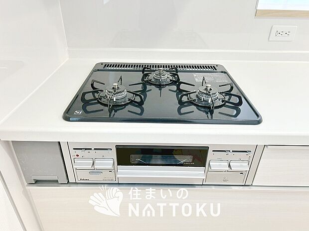 【ビルトインコンロ】フラットな構造で清掃性が高く、過熱防止センサー付３口タイプで日頃の家事も快適です。