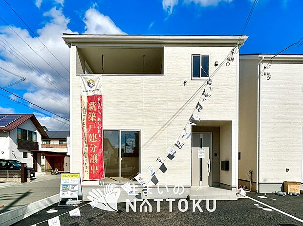 【現地写真（外観）【２号地】】軽くて火災に強い屋根材を採用し、地震時の建物への負担や揺れを軽減しています。