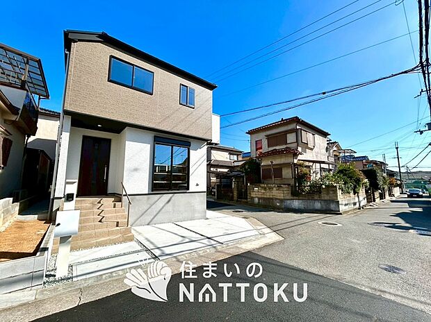 【現地写真(前道含む外観)】お引渡し後も無償の定期点検を行っており、暮らしの安心をお届けしています。