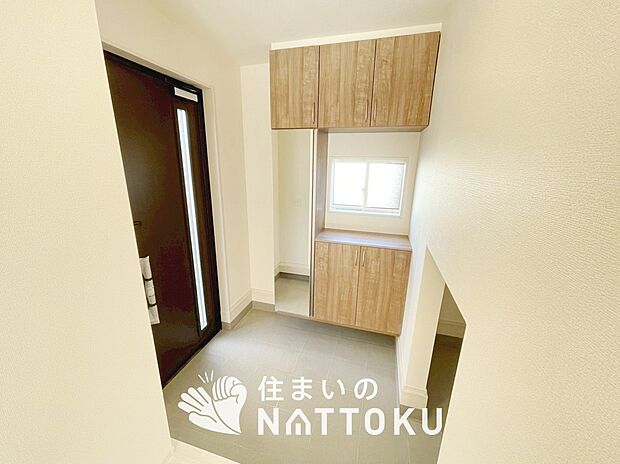 【現地写真(玄関)】玄関には、大型のシューズ収納を設置しています。