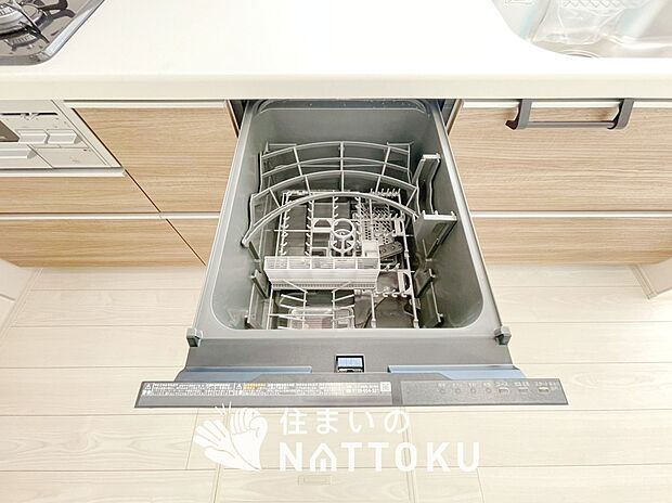 【食器洗い乾燥機】食後の時間にゆとりを与えてくれる食器洗い乾燥機。
操作ボタンも上面にあるので、腰をかがめずに操作ができラクラクです。