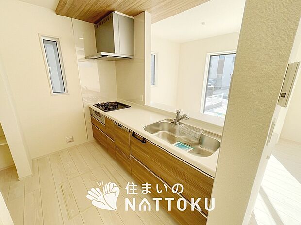 【現地写真(キッチン)】収納たっぷりのシステムキッチン、浄水器付水栓を標準装備しています。