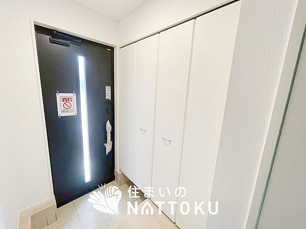 【現地写真（玄関）】玄関には、大型のシューズ収納を設置しています。