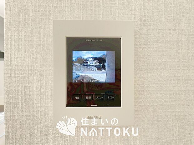 【TVモニター付インターホン】手放し通話ができ、送話表示灯で送話・受話状態が確認できます。
映像と音声で玄関先の様子をチェックできるモニター機能や、夜間の訪問者の顔も確認できるLEDライトを装備しています。