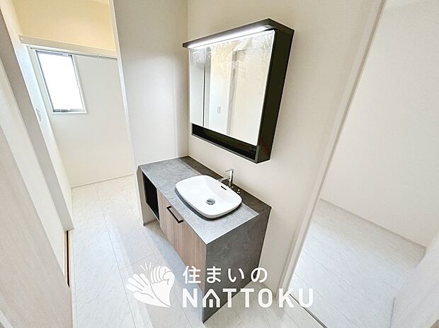 【洗面台・洗面所】鏡の両サイドは、必要なものを取出しやすく、大きな鏡面で朝の準備も快適。
使いやすいリフトアップ機能付きのシングルレバーシャワー水栓付です。