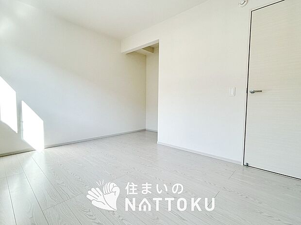 【現地写真(寝室)】木目の美しさを際立たせるシンプルデザインの建具を使用しています。